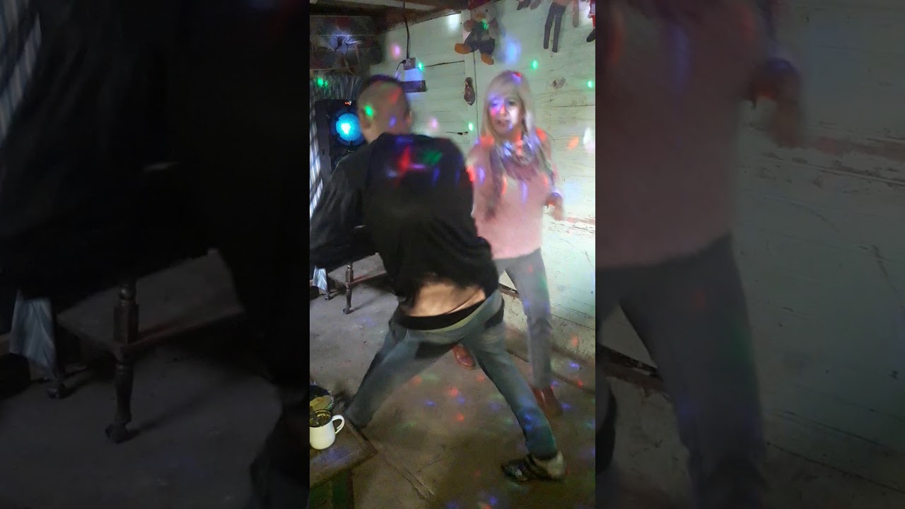 Madre y hijo bailando