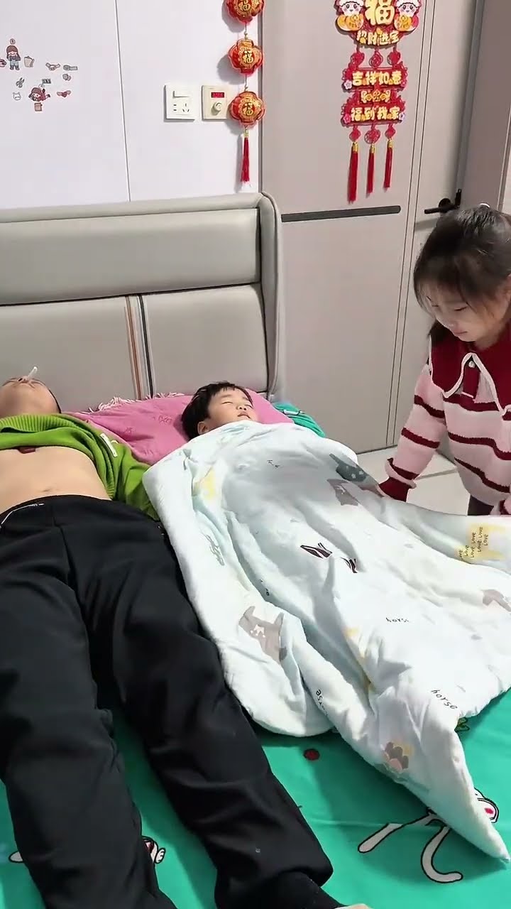 假装不盖被子，测试闺女的反应！#Cute baby#Cute#呆萌小米宝#聪明宝宝#萌娃