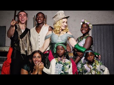 Video: Madonna Ha Adottato I Gemelli In Africa