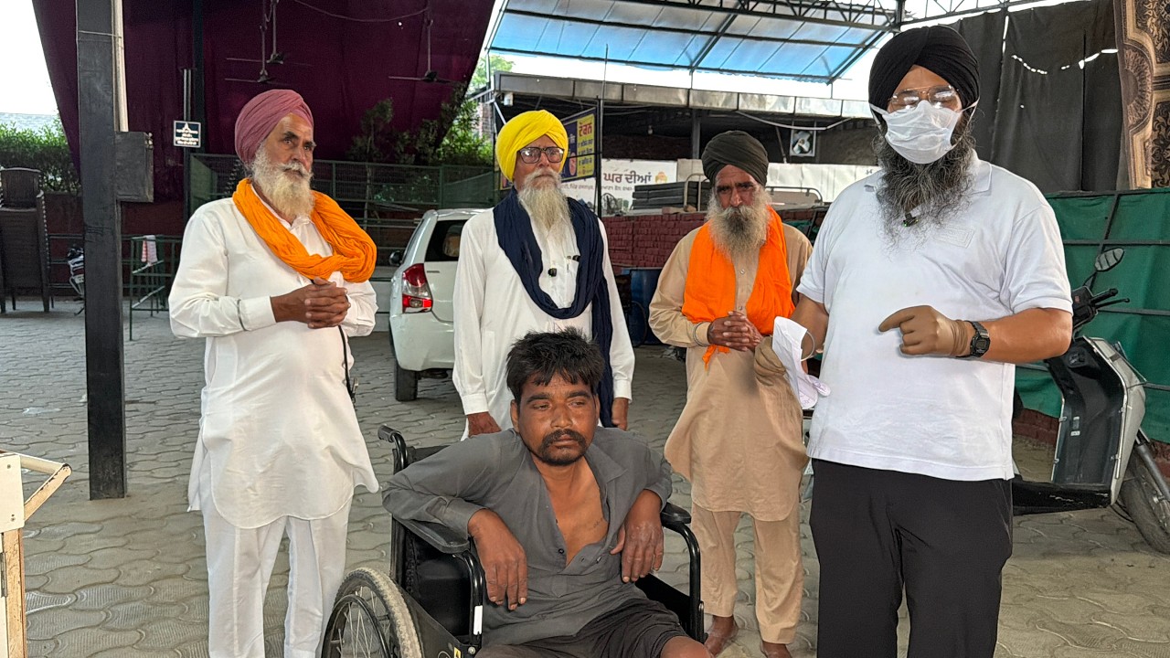 ⁣ਕੀੜਿਆਂ ਤੋਂ ਖਾਧੇ ਜਾ ਰਹੇ ਵੀਰ ਨੂੰ  ਸਕੇ ਭਰਾ ਨੇ ਆਪਣੇ ਭਰਾ ਨੂੰ ਸਾਂਭਣ ਤੂੰ ਕੀਤਾ ਇਨਕਾਰ