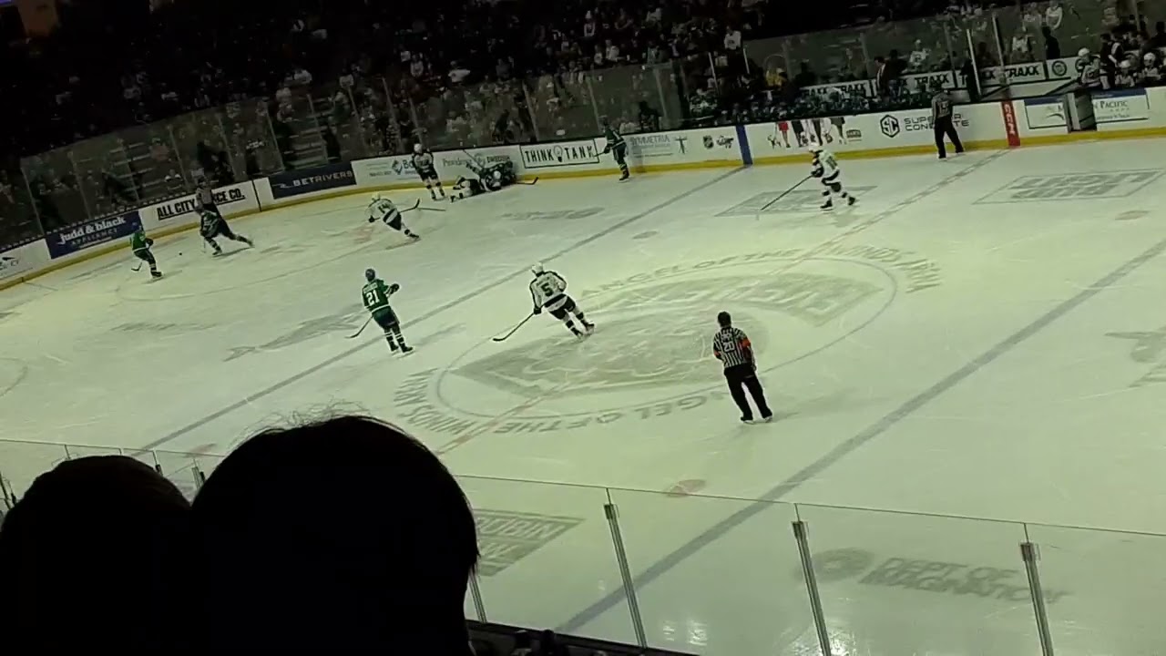 Angel of the Winds Arena/Everett Silvertips VS Swift Current Broncos/P1/Start of P1
