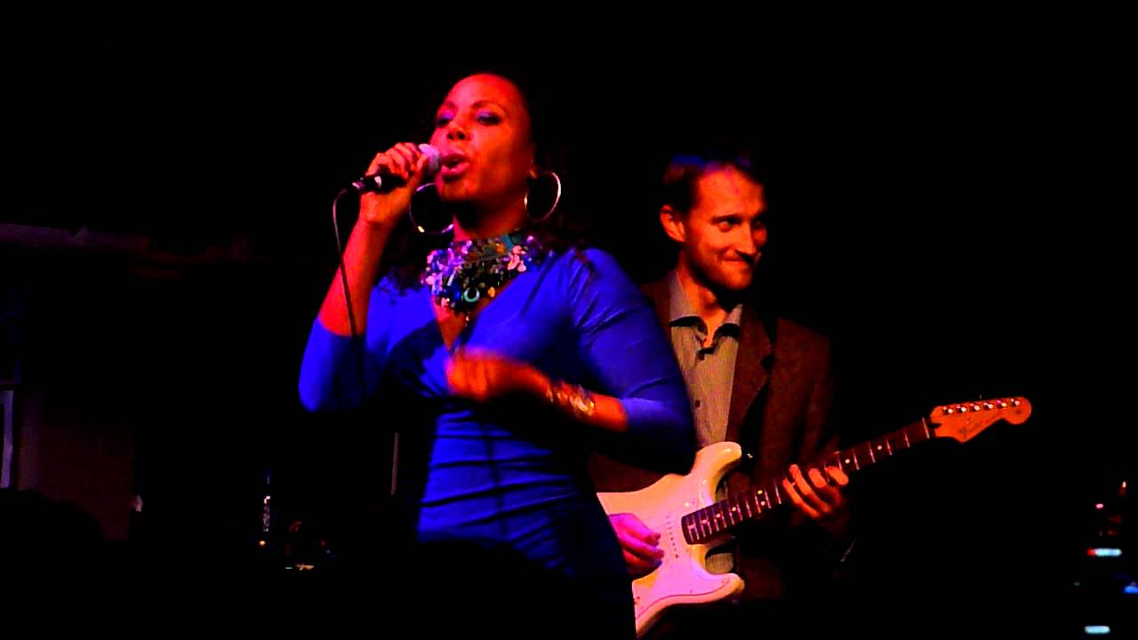 YouTubeでAdriana Evans - Love is all around - Live in London June 2011を視聴 YouTubeでAdriana Evans - Love is all around - Live in London June 2011を視聴