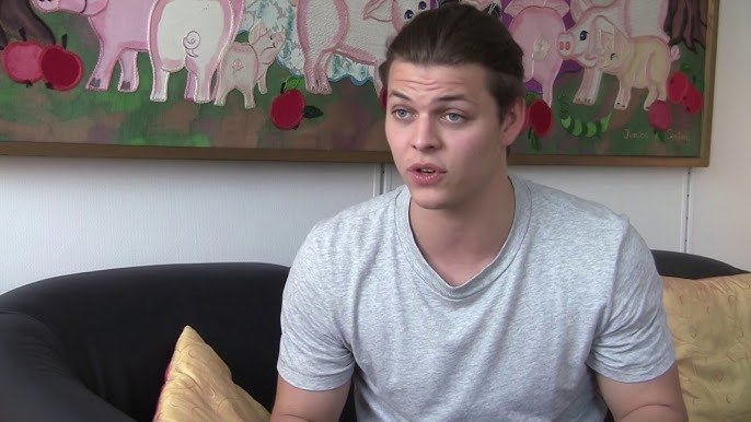 Alex Høgh Andersen publica vídeo dos bastidores de 'Vikings' com maquiagem  diferente