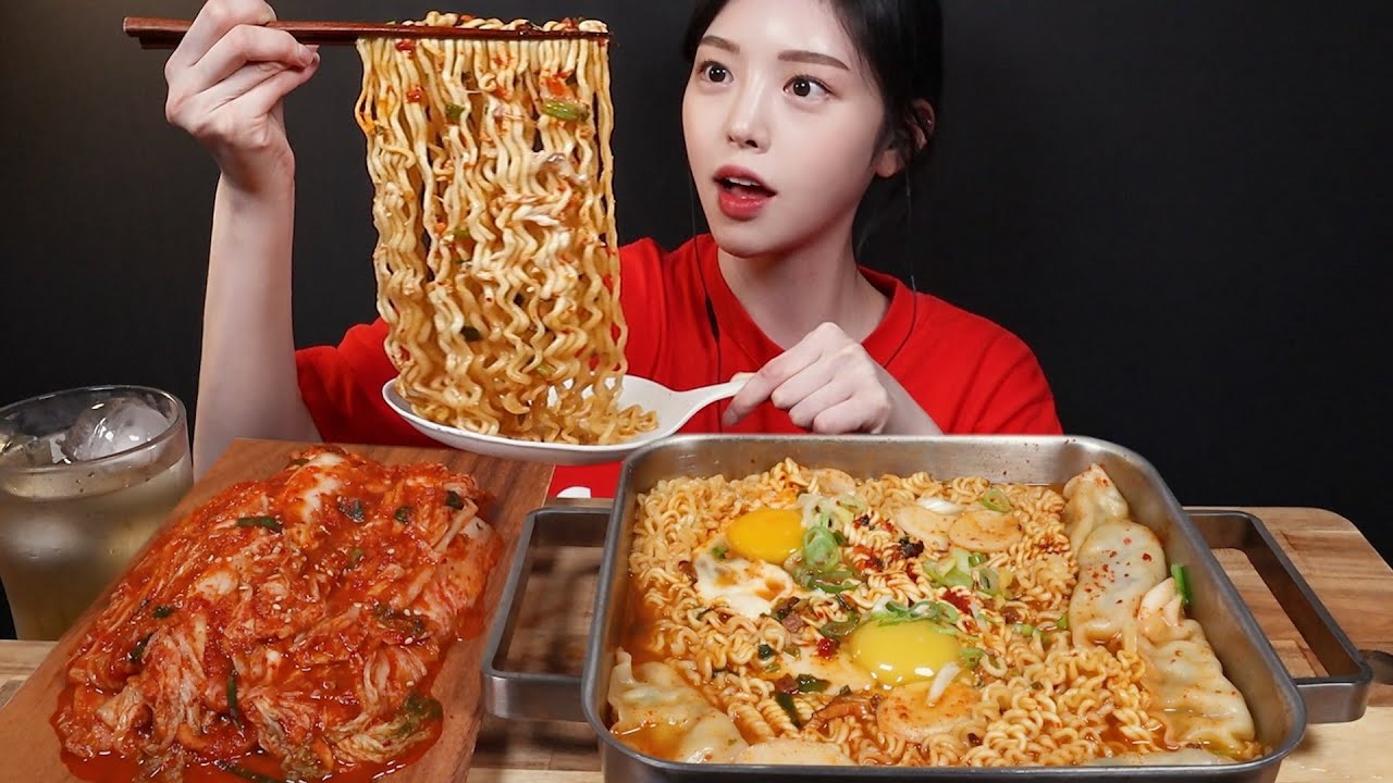 SUB)얼큰칼칼 떡만두라면 먹방!🍜 진라면 매운맛에 배추김치까지 야식 꿀조합 리얼사운드 Tteok Mandu Ramyeon Mukbang Asmr