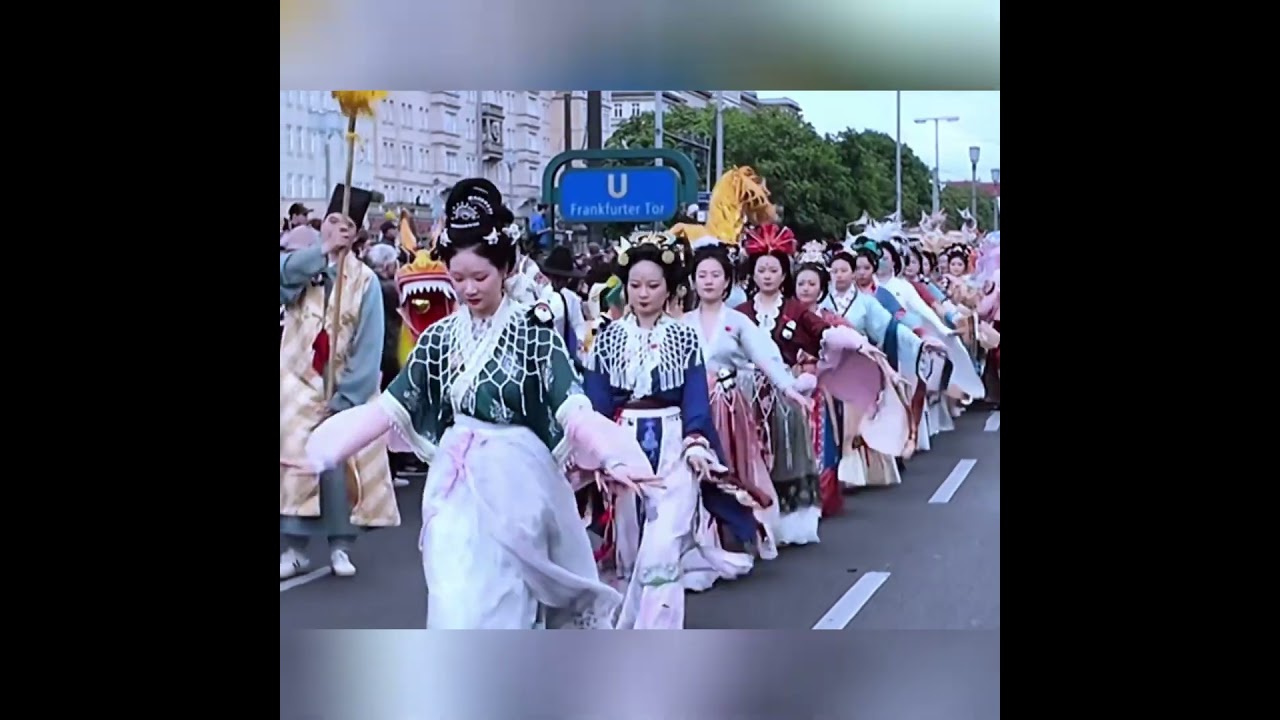 👍At the Cultural Carnival Festival in Berlin, Germany, hanfu was awarded the Best Costume Award.