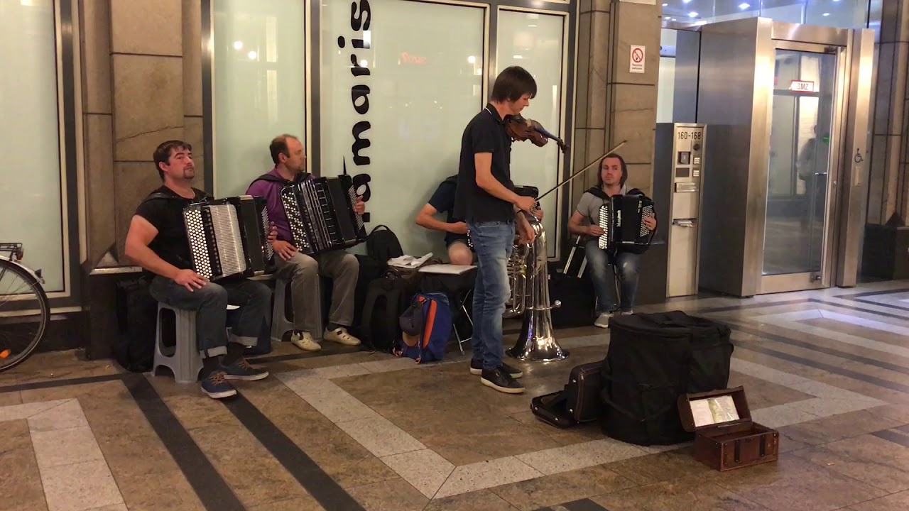 EPIC Street musicians in Cologne!  (Toccata and Fugue in Cologne) HD