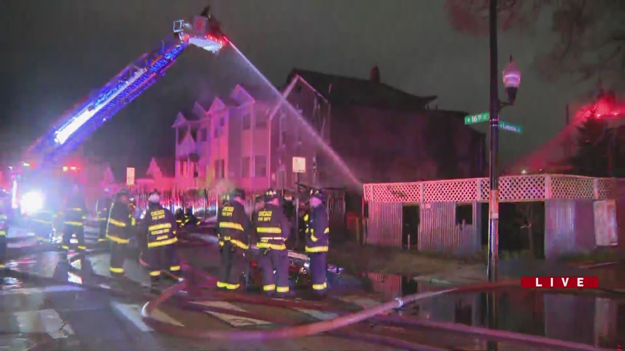 Firefighters battle massive 2-alarm fire on Chicago's West Side - YouTube