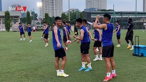 Muôn kiểu chơi đùa của Phan Văn Đức trên sân tập