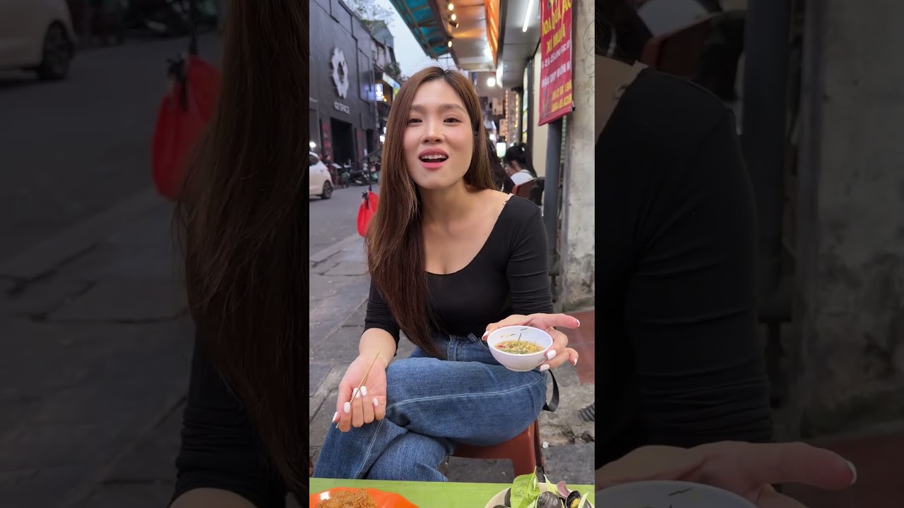 來到河內啤酒街有個"大眼無骨雞爪"餐廳因為黃仁勳之前造訪越南時在此用餐而轟動一時這次來復刻當初他點的餐體驗一下黃仁勳來越南吃了什麼滋味。影片是今年初拍的最近發現竟然忘了剪趕快來補上~ 縮圖