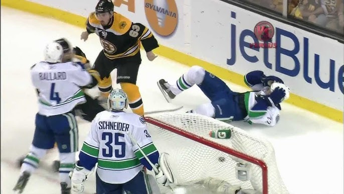 Photo: First game of NHL Stanley Cup Final, Vancouver Canucks home to  Boston Bruins - VAP2011060117 