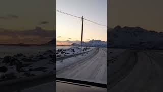 Carretera E10 hacia Nusfjord, Lofoten Scenic Road, Noruega
