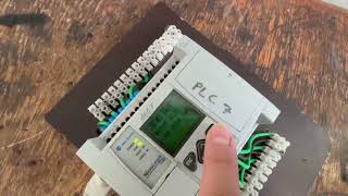 Uso de la pantalla física de un PLC MicroLogix 1100 Series B