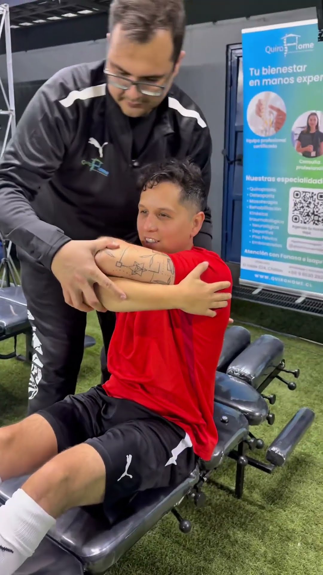 Diego Ibarra con un futbolista del equipo
