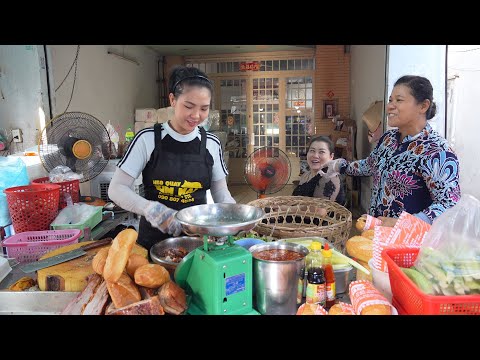 Cận cảnh xếp hàng chờ mua heo quay, chị Mai ngồi đếm tiền nhìn phát ham