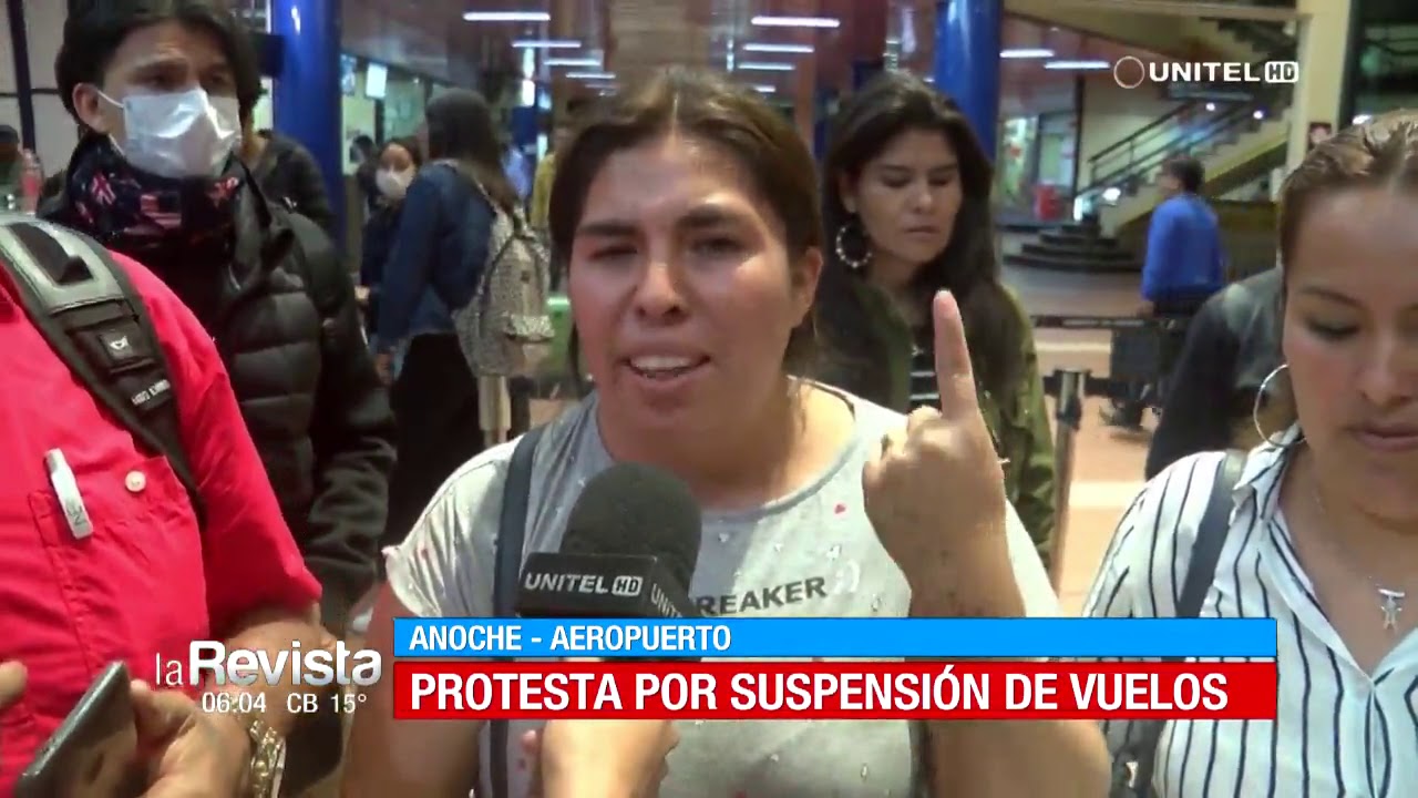 Protesta de personas en el aeropuerto por la suspensión de vuelos hacia Europa