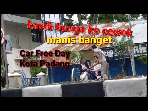 prank-kasih-bunga-ke-orang-di-car-free-day-kota-padang-||-prank-gombal-baper-indonesia-part-3