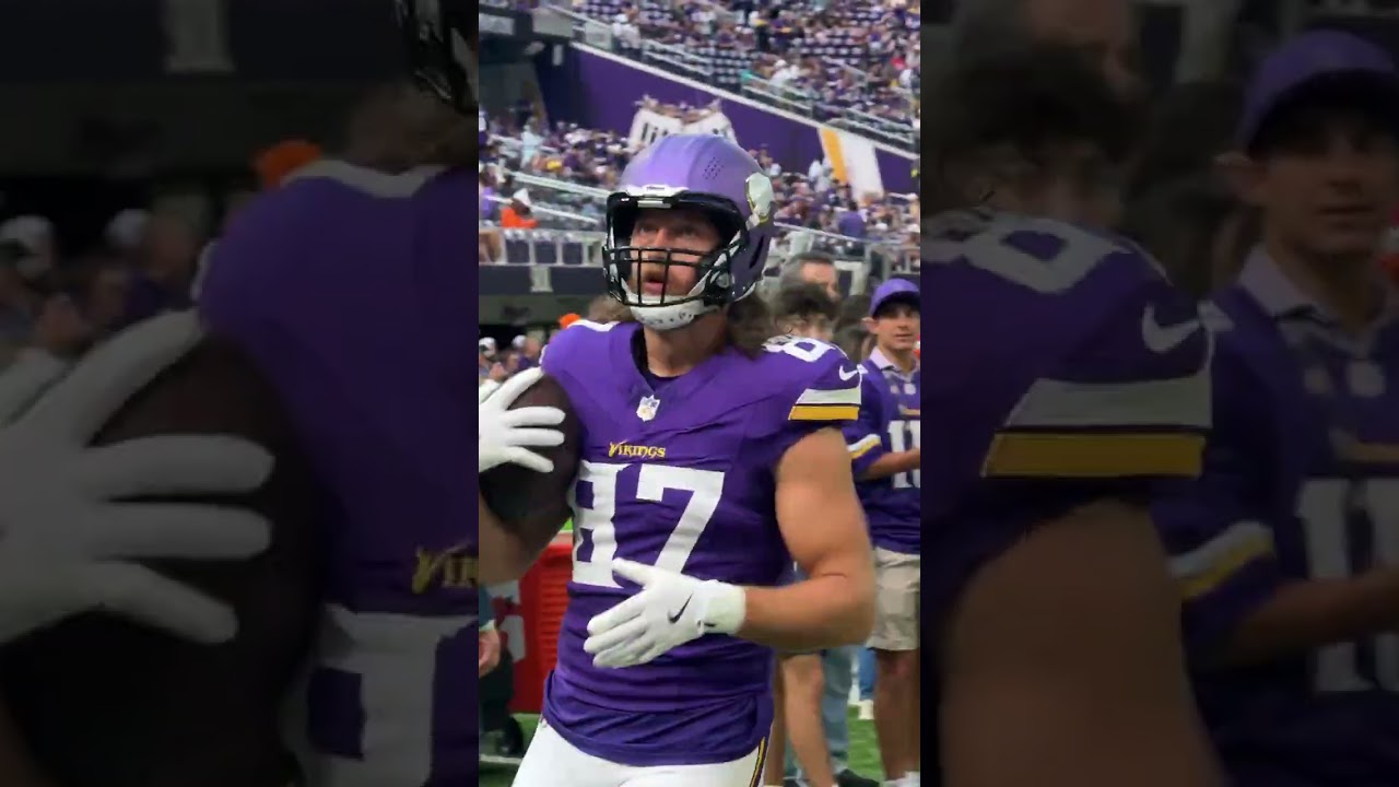 T.J. Hockenson warming up with Carson Wentz