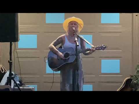 Madison King - Feel Like Falling in Love