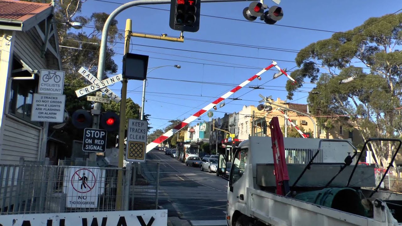(HD) GLENFERRIE ROAD LEVEL CROSSING KOOYONG. MELBOURNE