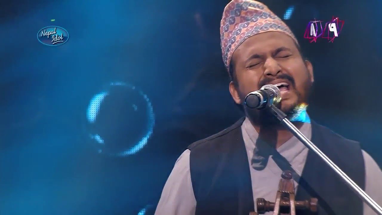 He Barai-हे बरै Suraj Thapa Singing live in Thamel newspaper