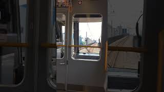 【おおさか東線】JR難波行き電車を見送って、すぐさま追走する221系電車
