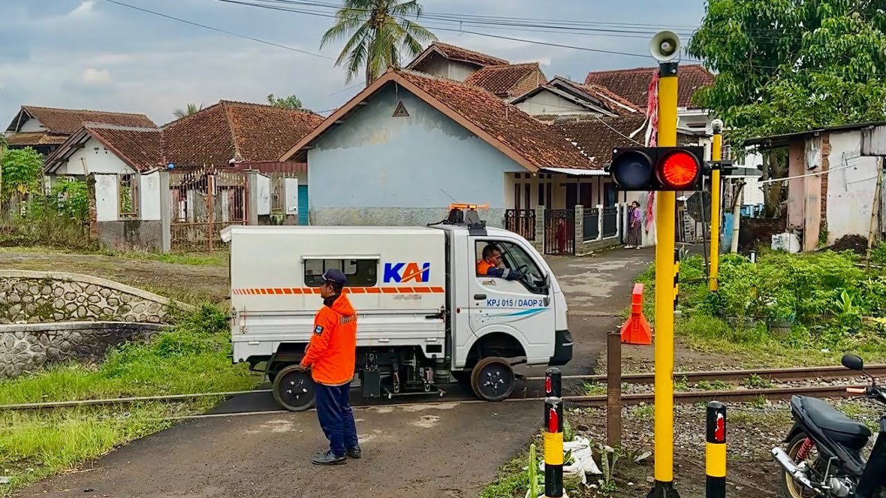 Perlintasan Unik Kereta Api Tunggilis Garut, Jawa Barat