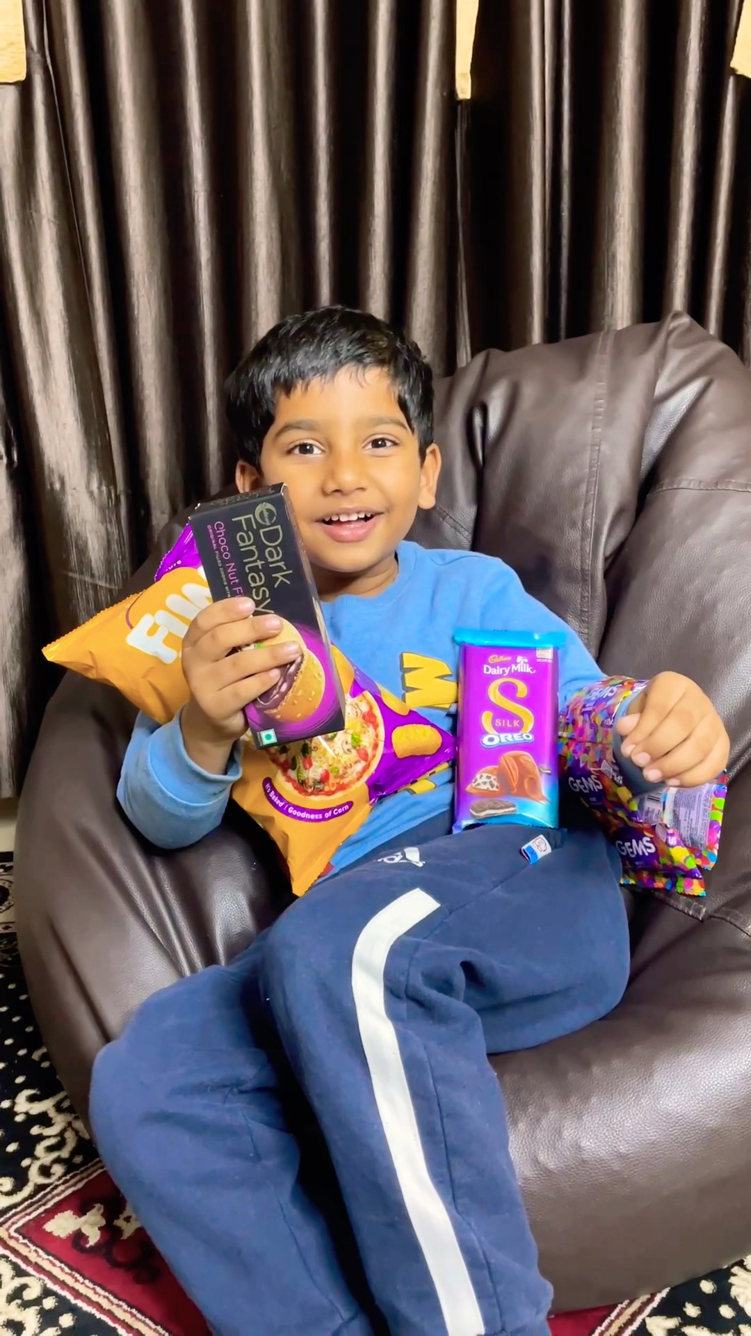 Anant ko mumma ne di bht saari chocolates ?