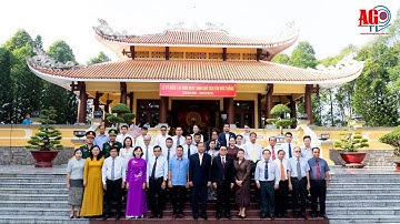 Đoàn lãnh đạo cấp cao tỉnh Champasak viếng, dâng hoa, dâng hương đền thờ Chủ tịch Tôn Đức Thắng