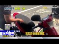 修車中！ 阿伯誤催油門 機車暴衝「翹孤輪」險撞 @newsebc