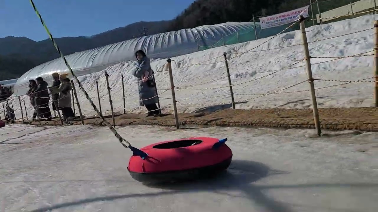 청양 알프스마을 간날 집에가기 전에 회전 눈썰매 탔어요