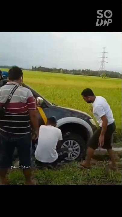Story WA singkat - Mobil polisi terperosok ke sawah #viral