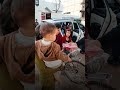عناصر الأمن يوزّعون ألعابا على الأطفال في الحسكة