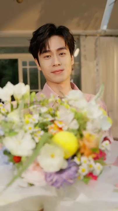 Shen Yue received flowers from Hu Yitian | 2025