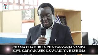 MWL MWAKASEGE, APEWA ZAWADI YA HESHIMA NA CHAMA CHA BIBLIA CHA TANZANIA.