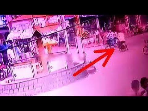 男子骑摩托车过马路，眼看就要过去了，突然监控拍下这样一幕