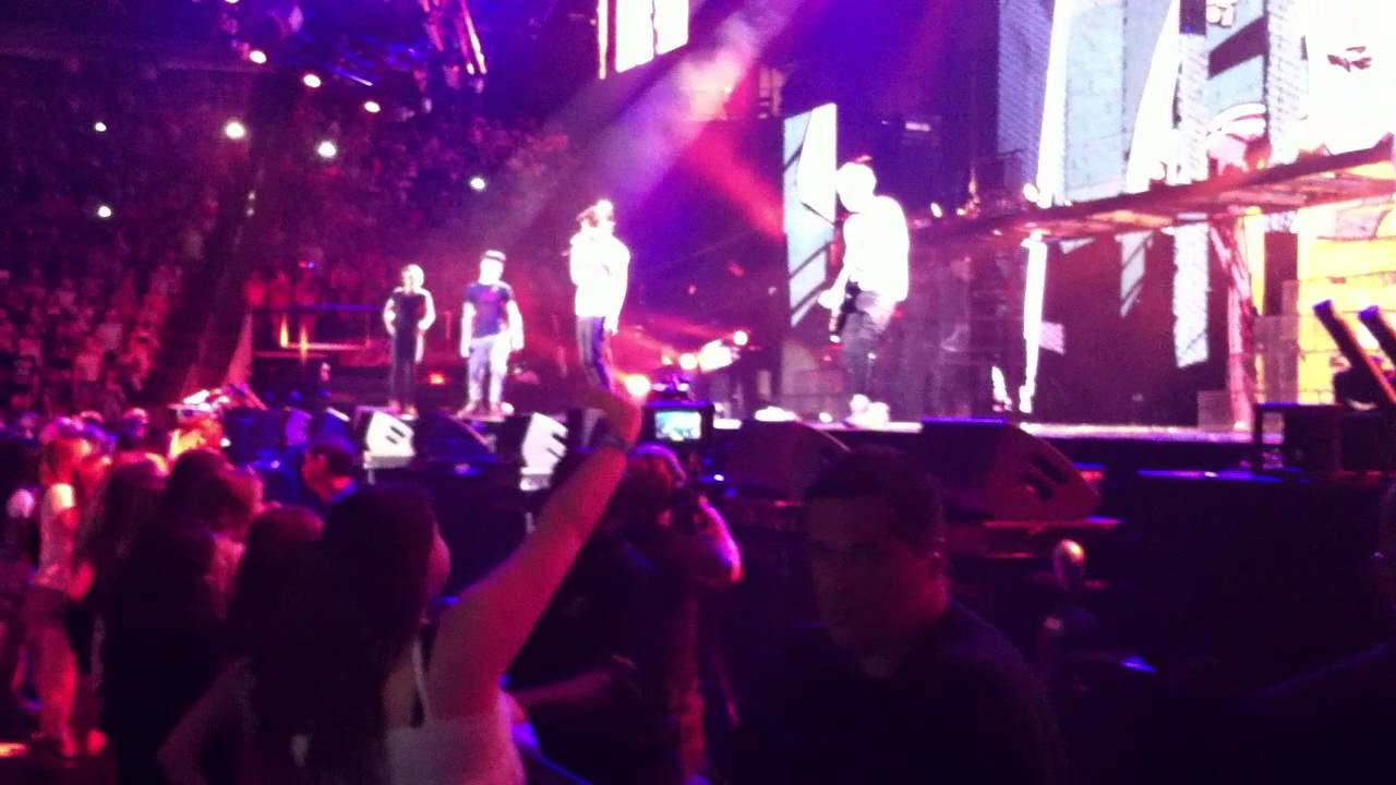 One Direction "Teenage Dirtbag" in Houston, Texas. YouTube