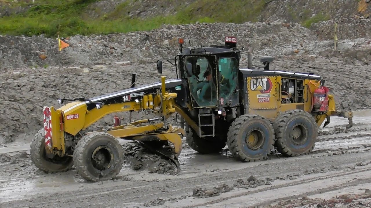 Motor Grader 14M3 Caterpillar Working On Wet Mine Roads - YouTube