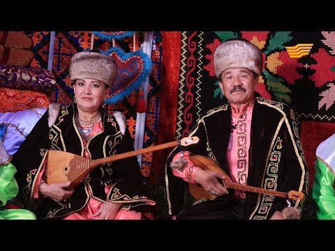 Жылтырлығы бар сексуалды колготкалар Спортзалда ақ шұлықтағы секс