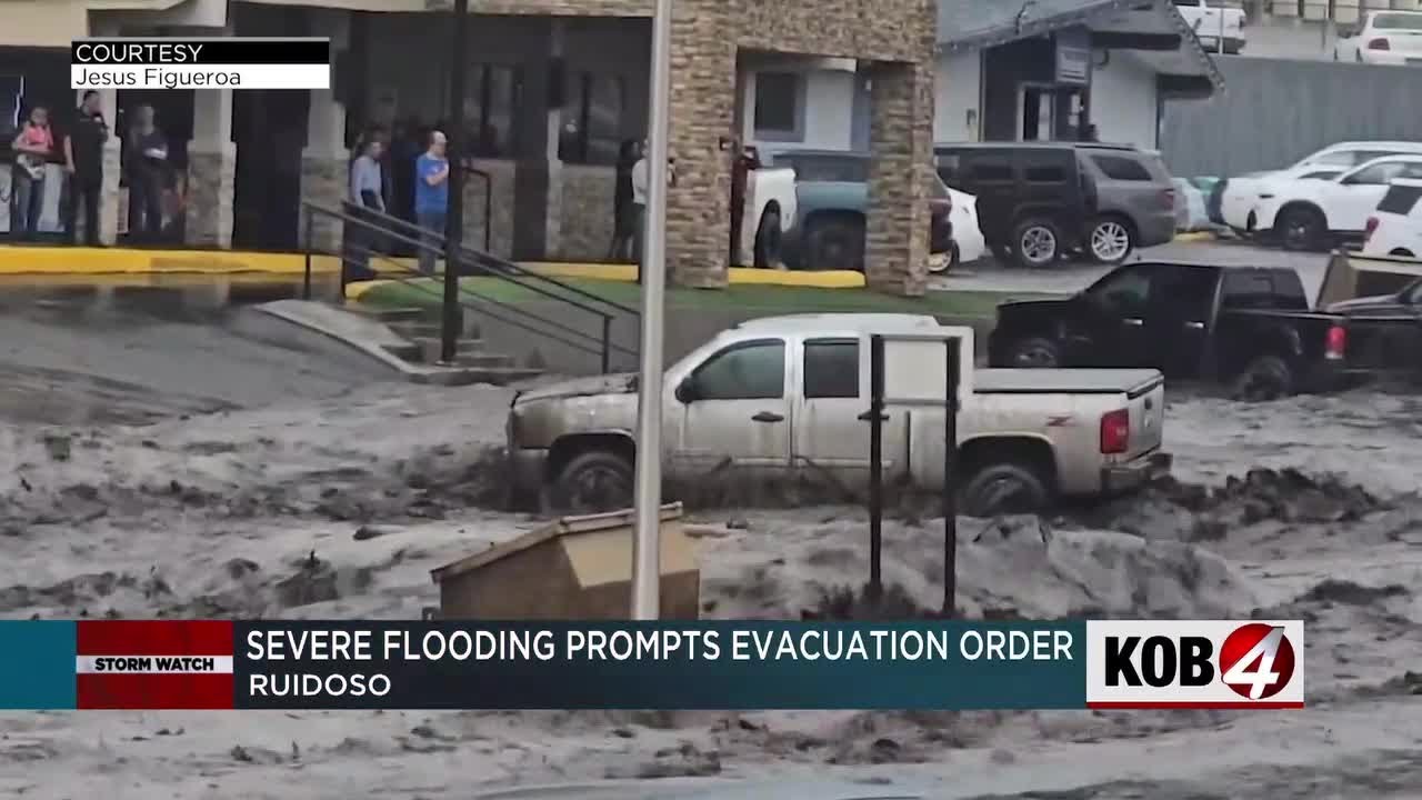Severe flooding prompts immediate evacuations in Ruidoso - YouTube