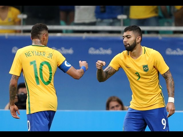 Gabigol bate bola com mascote do Orlando Magic e ganha camisa 10