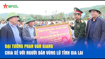 Đại tướng Phan Văn Giang thăm, trao quà tặng người dân vùng lũ tỉnh Gia Lai.