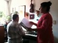 Astrid Hadad en su clase de canto con el Maestro Emilio Perez Casas.