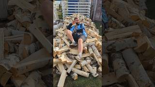 Дженгу придумали именно так!  Занимаюсь по фитнес программе &quot;раскладка дров&quot; #осень #дрова #дача