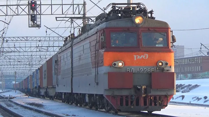 Электровоз ВЛ11М-228 с контейнерным поездом, станция Люберцы 1