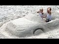 Видео онлайн. Строим машину из песка. Развлечения на пляже.
