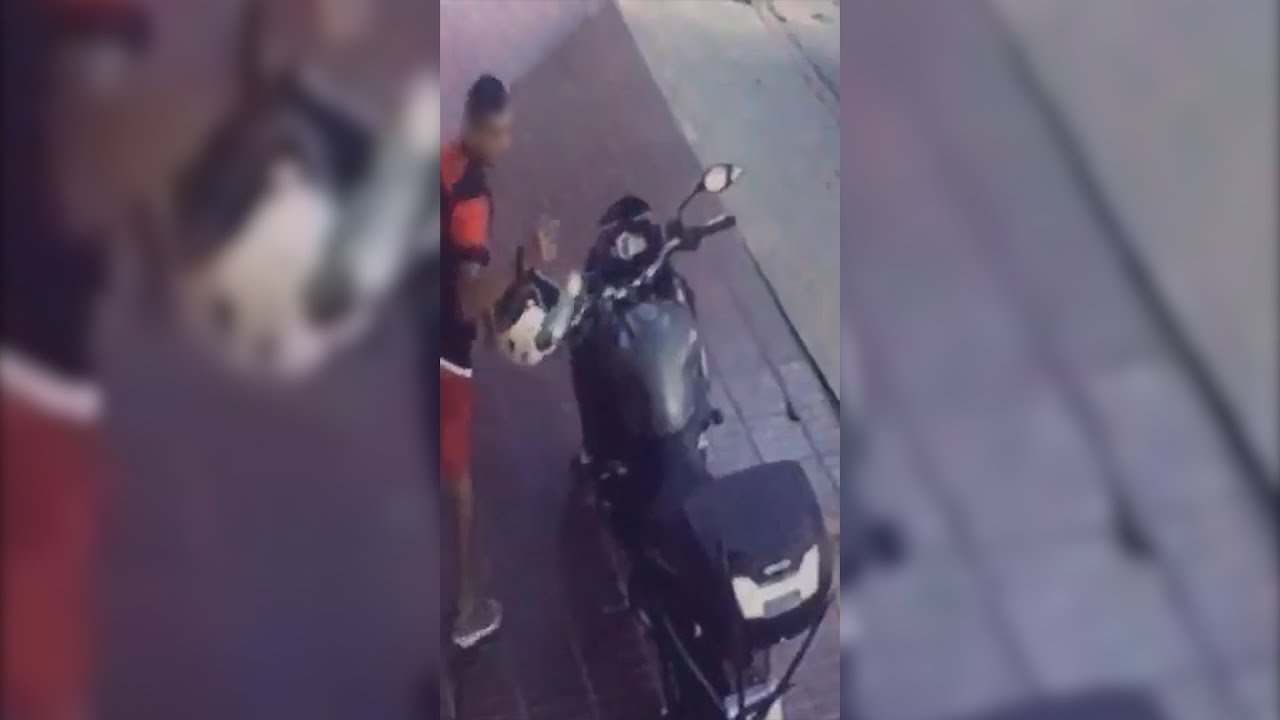 Así roban una moto estacionada en una vereda de Ciudad