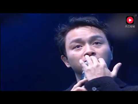 张国荣哥哥在演唱会中竟然忘词了，还不止忘词一次，可爱又好笑