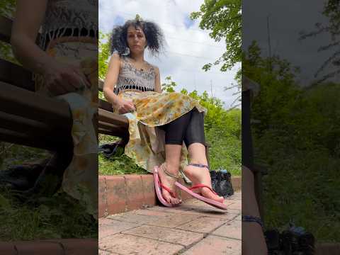 Flip flops and water sounds