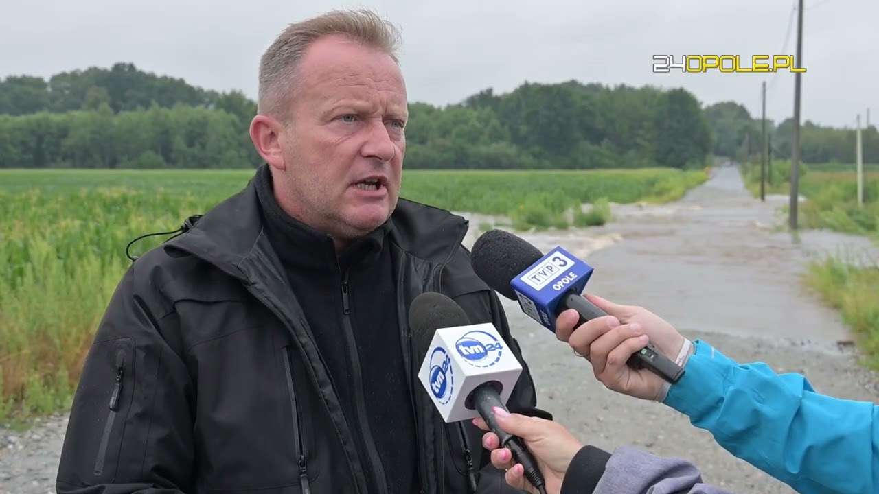 Kałków. Zalana droga powiatowa