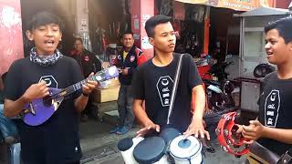 Pengamen ini kembali dengan suara merdu nya